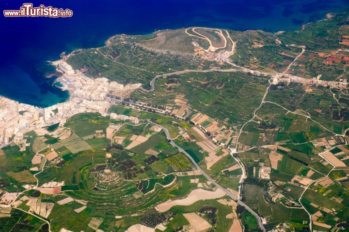 Immagine Panaroma dall'alto di Comino, Malta - Secondo alcuni il nome di quest'isola deriverebbe non tanto dal cumino ma dal termine arabo "kimeni", che significa adiacente, per via della particolare posizione geografica fra Malta e Gozo. Dall'alto si possono ammirare i campi coltivati che si presentano con mille sfumature di verde © science photo / Shutterstock.com