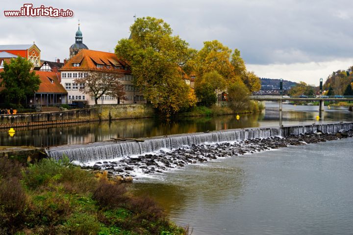 Immagine Foto autunnale della Weser a Hameln, Germania. Foliage con i colori dell'autunno in questa immagine che ritrae un tratto del fiume che attraversa la città della Bassa Sassonia - © Wlad74 / Shutterstock.com