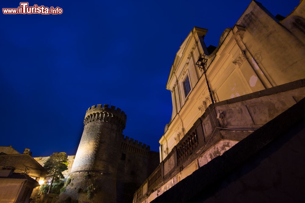 Immagine Foto notturna di Bracciano, la chiesa principale e il Castello Orsini-Odescalchi