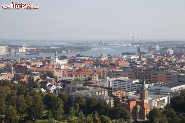 Immagine Un'immagine panoramica della città di Aalborg, nel nord della Danimarca. Con i suoi oltre 100.000 abitanti, è una delle città più popolose del paese - foto © Oliver Foerstner / Shutterstock.com