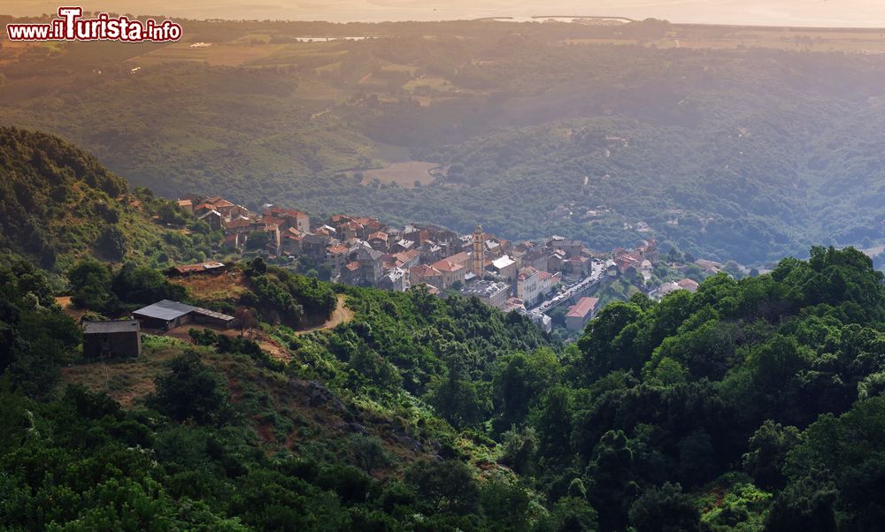 Immagine Una foto panoramica di Cervione in Corsica, fotografato dai rilievi montuosi di Cap Corse