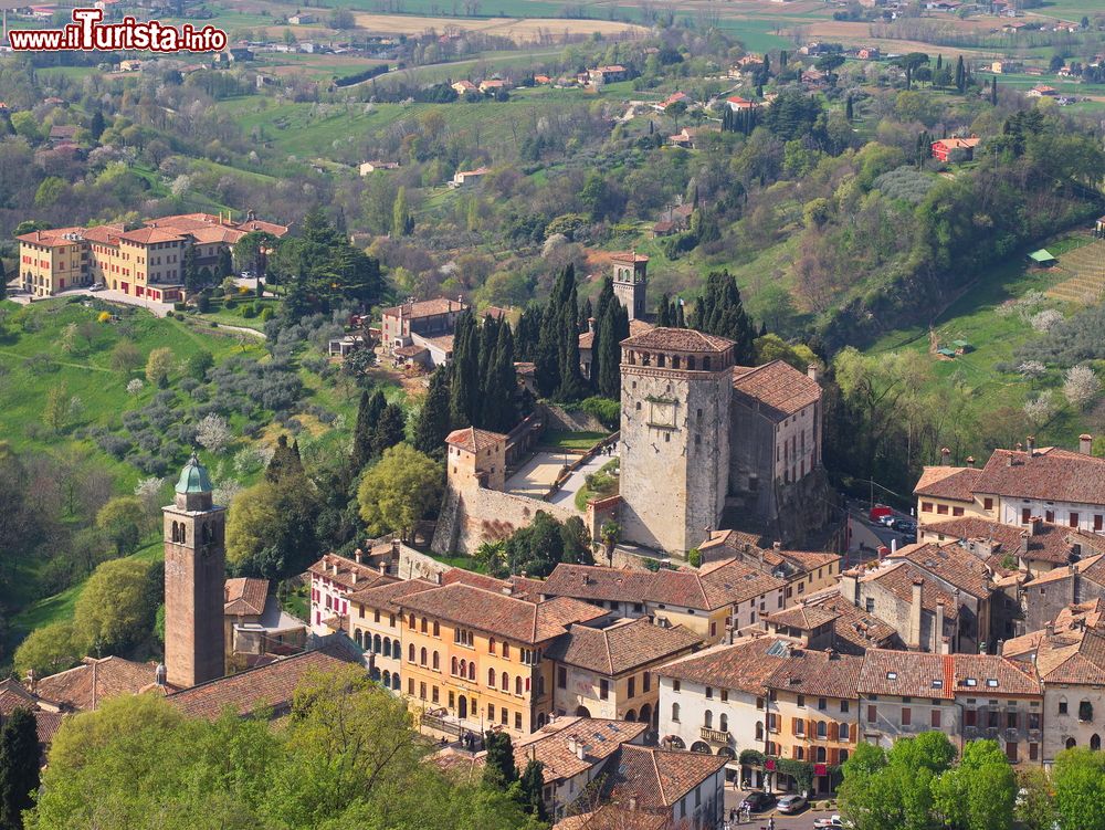 Immagine Fotografia area di Asolo, uno dei borghi più belli d'Italia. Si trova in Veneto, nella provincia di Treviso.