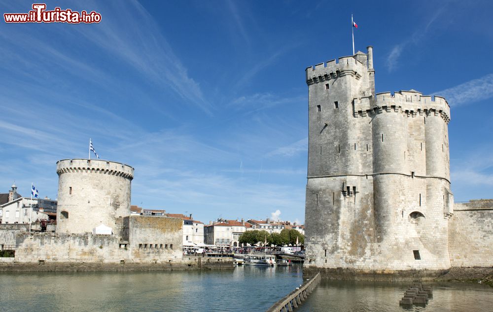 Immagine Fotografia autunnale del porto de La Rochelle, Francia. La storia di questa località ha avuto inizio nel X° secolo quando un gruppo di persone si installò su una piccola roccia, "la rochelle" per l'appunto.