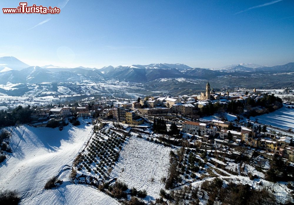 Immagine Fotografia con un drone del borgo di Apiro dopo una bella nevicata nelle Marche