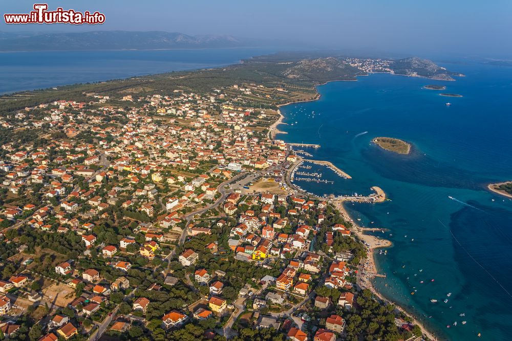 Immagine Fotografia dall'elicottero della città di Pakostane, Croazia.