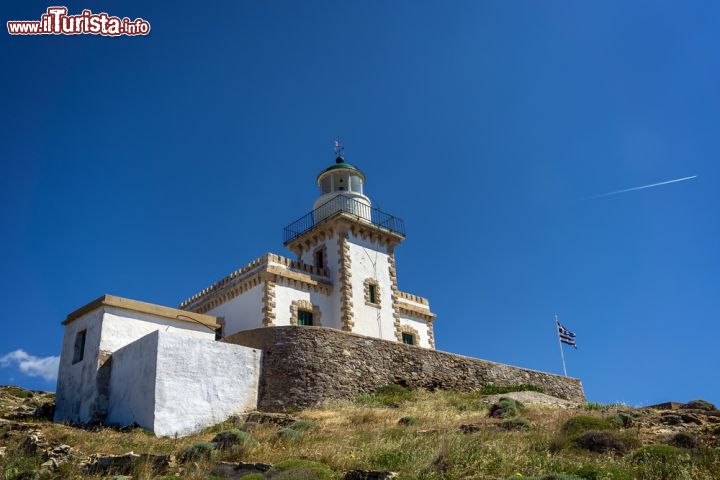 Immagine Fotografia del faro di Serifos, Grecia. A fargli da cornice è una natura ancora selvaggia e incontaminata - © Lemonakis Antonis / Shutterstock.com