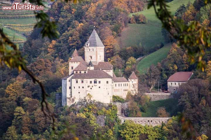 Immagine Una suggestiva veduta di Castel Forte in autunno, Trentino Alto Adige. Siamo nei pressi di Castelrotto nell'Alpe di Siusi, paesino circondato dal parco naturale dello Scillar, nella catena delle Dolomiti patrimonio Unesco - © Wolfgang Gafriller