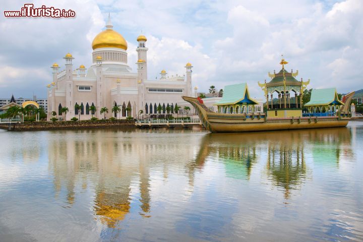 Immagine Moschea e barca cerimoniale, Brunei - A ridosso della laguna su cui sorge la moschea Omar Ali Saifuddien si trova la riproduzione della barca del XVI° secolo utilizzata dall'allora sultano Bolkiah, oggi utilizzata a scopi cerimoniali in occasione della lettura dei testi del Corano. La realizzazione di questa antica barca venne completata nel 1967 © Nicram Sabod / Shutterstock.com