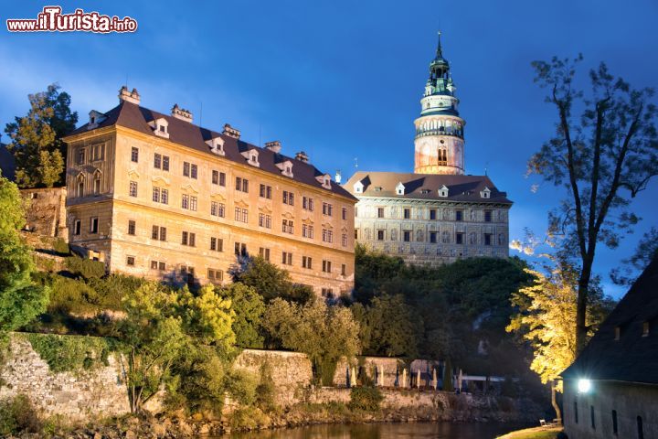 Immagine Immagine notturna del Castello di Cesky Krumlov, Repubblica Ceca: il fascino di un'antica dimora reale in tutto il romanticismo della notte - il bellissimo castello medievale di Cesky Krumlov, che domina tutto il centro storico della città con la sua maestosa torre, è uno dei più grandi di tutta la Repubblica Ceca, secondo solo al Castello di Praga. Edificato nell'alto medioevo come dimora della famiglia Vítkovec, questo elegante castello gotico fu poi arricchito nel corso del tempo di elementi rinascimentali, barocchi e rococò, fino a diventare uno degli edifici più affascinanti e architettonicamente complessi della nazione. - © Delpixel / Shutterstock.com