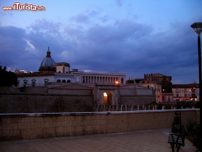 Immagine Fotografia notturna del centro storico di Capua - © wikipedia