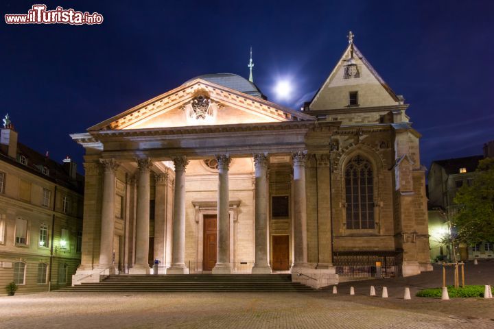 Immagine Fotografia notturna della cattedrale di San Pietro a Ginevra, Svizzera. La luna piena sembra quasi voler sottolineare ancora di più l'imponenza gotica di questa cattedrale situata nell'omonima piazza nel cuore della città