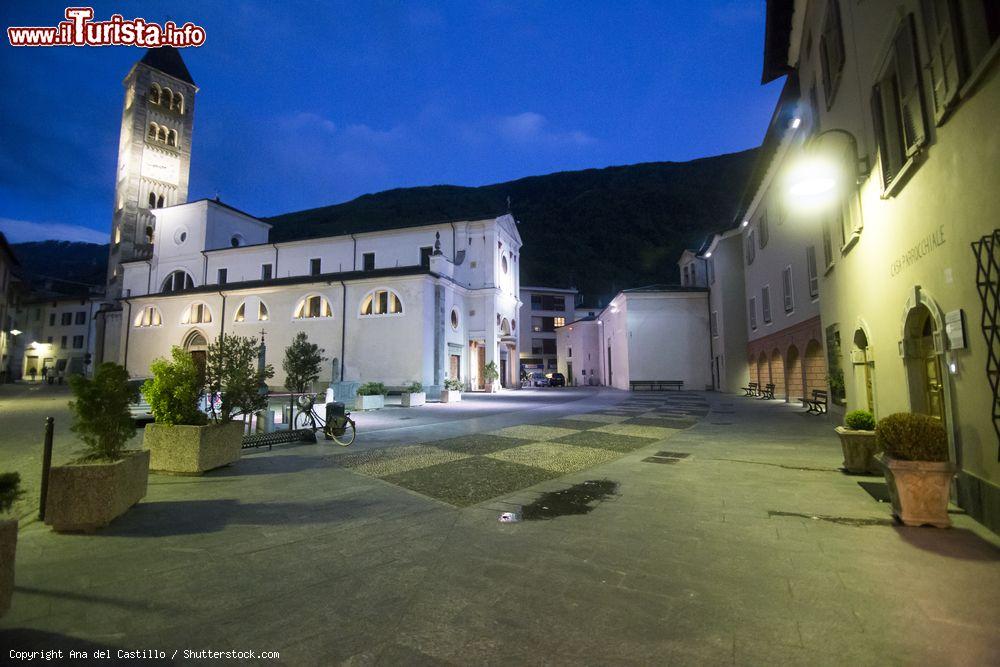 Immagine Fotografia notturna della Chiesa di San Martino a Tirano in Valtellina - © Ana del Castillo / Shutterstock.com