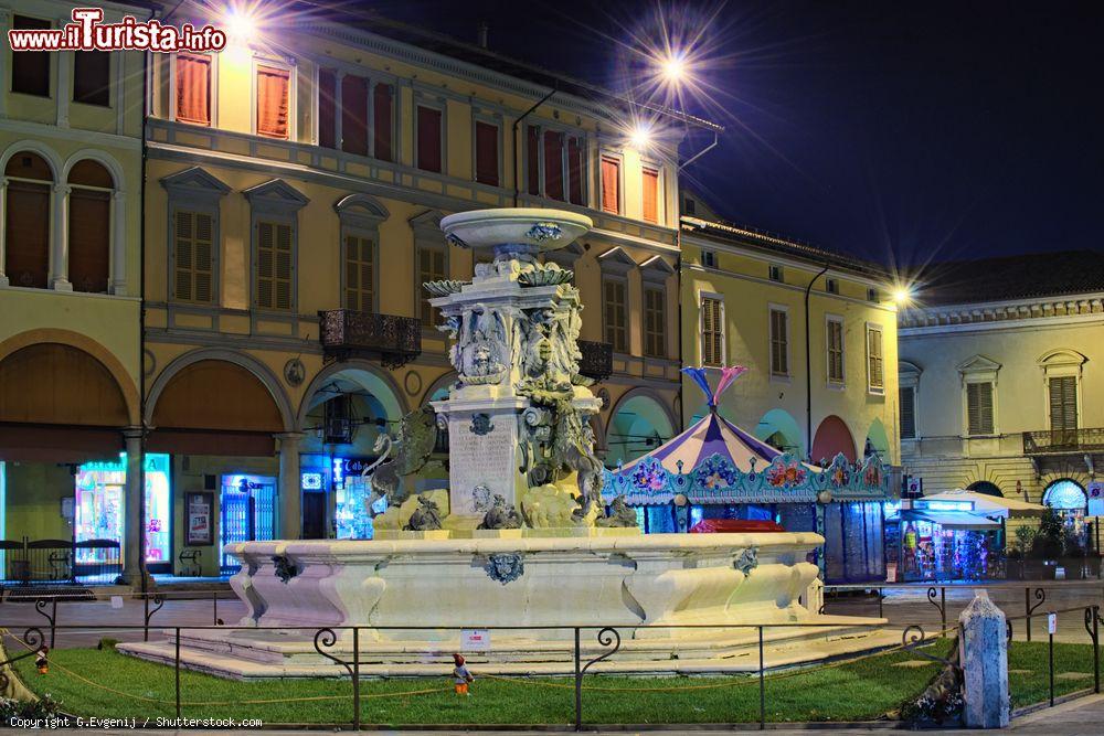 Immagine Fotografia notturna della fontana nella piazza centrale di Faenza, Emilia-Romagna - © G.Evgenij / Shutterstock.com