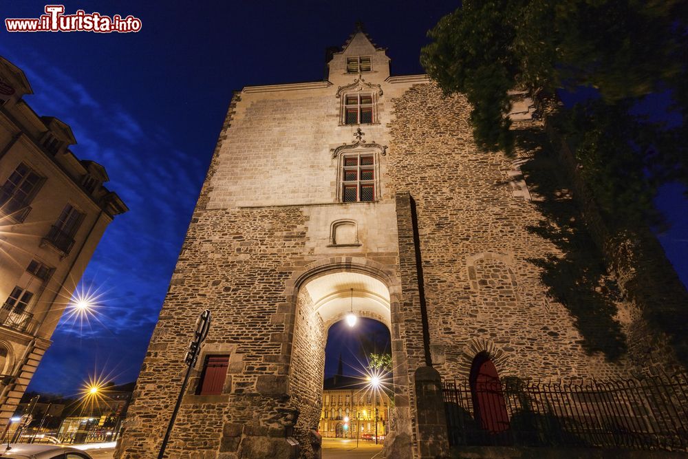 Immagine Fotografia notturna della porta Saint Pierre a Nantes, Francia. Relizzata in stile gotico, questa porta chiamata anche "Manoir Guéguen" è una delle vestigia meglio conservate delle fortificazioni della città di Nantes.