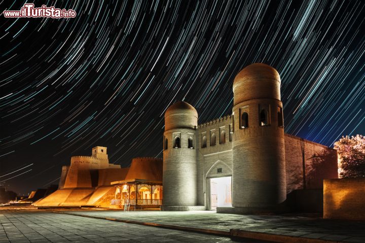 Immagine Fotografia notturna delle mura occidentali di Khiva, Uzbekistan - © Dudarev Mikhail / Shutterstock.com