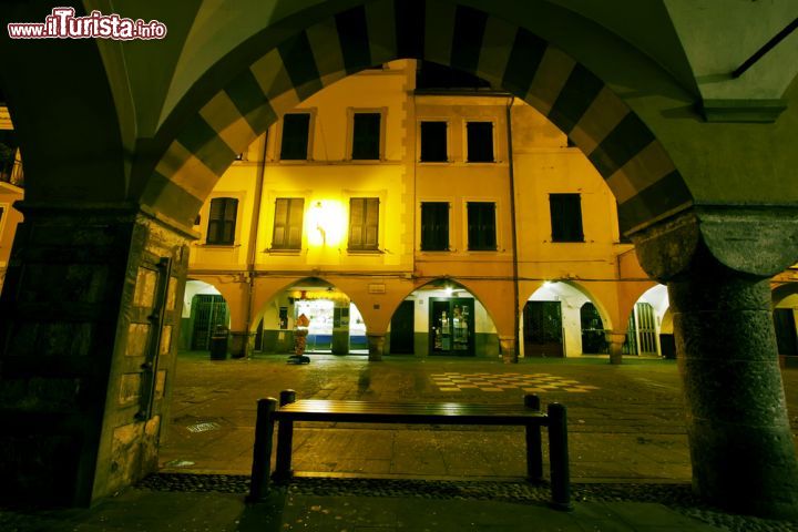 Immagine Immagine notturna del centro di Rapallo - così come tutte le città marinare, Rapallo vede l'apice della sua vita notturna durante l'estate, quando i turisti affollano hotel e pensioni e l'atmosfera è perennemente di festa, ma per chi capitasse da queste parti in un diverso periodo dell'anno, le possibilità non mancherebbero di certo. Rapallo è infatti uno dei centri più popolari e frequentati della Riviera Ligure, apprezzato per la grande quantità di eventi di varia tipologia che ne animano la vita. Si passa dallo sport, con tornei di vela e di golf, ad eventi mondani e musicali, quali fiere, mercatini, concerti e mostre d'arte. - © ndemodei / Shutterstock.com