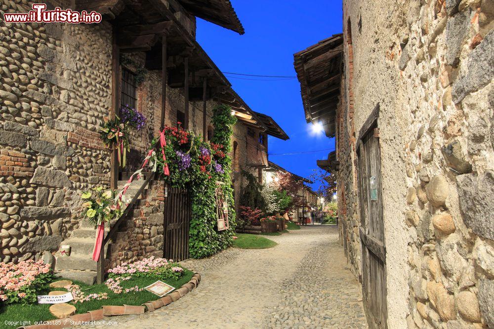 Immagine Fotografia notturna di Ricetto di Candelo, in provincia di Biella, Piemonte. Il villaggio è stato nominato la prima volta in un documento di Ottone III° in cui si diceva che si trattava di un possedimento feudale di tale Manfredo - © outcast85 / Shutterstock.com