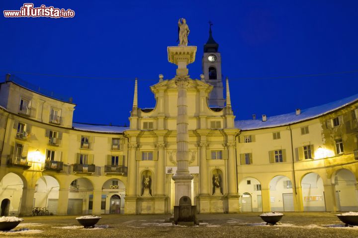 Immagine Fotografia notturna di una piazza storica nel centro di Venaria Reale in Piemonte - © cancer741 / Shutterstock.com