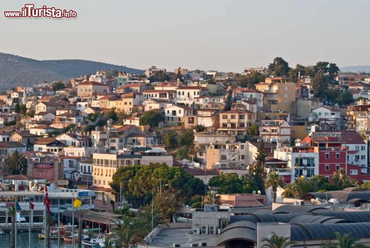 Immagine Fotografia panoramica di Kusadasi, Turchia - Grazie alla sua geografia pare sia stata la località favorita di Erodoto e le sue bellezze naturali ne fecero un luogo di sosta del divino Giove. Questa secolare città turca, con il suo porto a livello internazionale, vanta mare limpido, spiagge chilometriche incontaminate e un ricco passato storico e archeologico © tmoran / Shutterstock.com