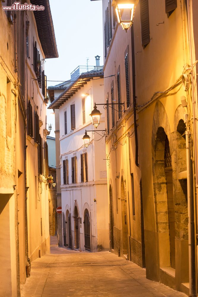 Immagine Fotografia serale di una stradina del centro di Camerino, nelle Marche