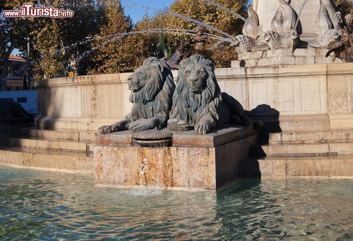 Immagine Fountain de la Rotonde a Aix-en-Provence, Francia - Sono la vera caratteristica di Aix en Provence: troverete fontane in ogni angolo e piazza della città! In questa immagine un particolare della fontana grande, risalente al 1860, situata in piazza La Rotonde al centro della città e al termine di corso Mirabeau © Joymsk140 / Shutterstock.com