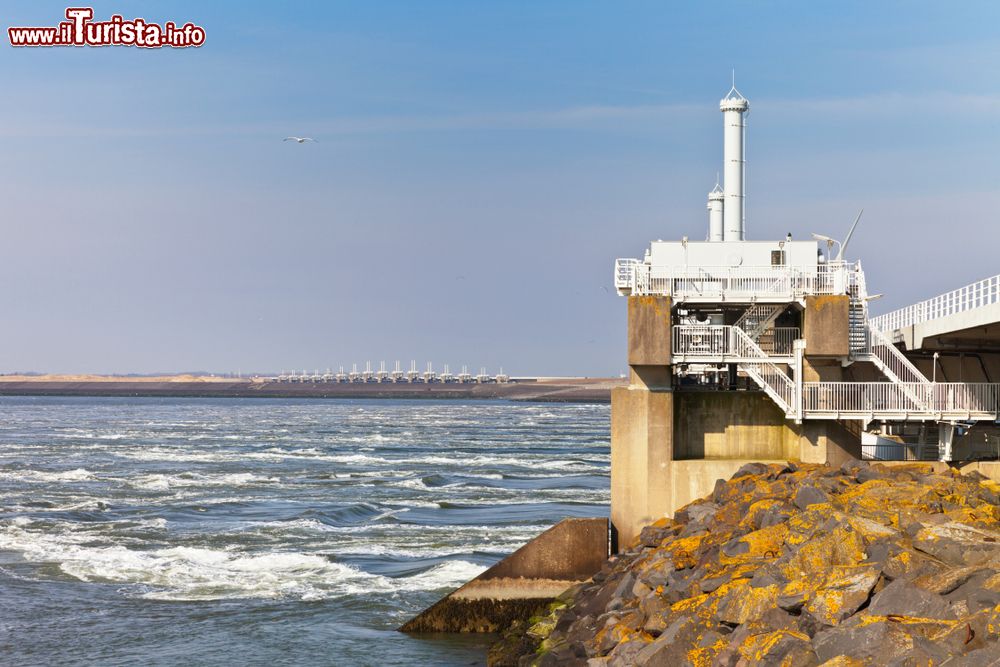 Immagine Frangiflutti lungo la costa di Middelburg, Olanda.