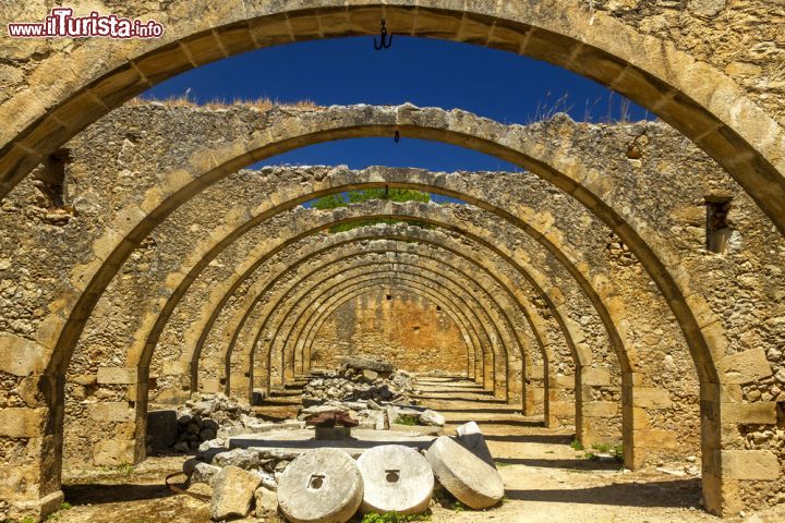 Immagine Il frantoio abbandonato del monastero di San Giorgio Karydi nella regione di Chania, isola di Creta - © yiannisscheidt / Shutterstock.com