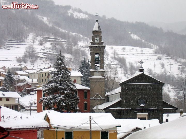 Immagine La frazione di Alpicella sotto una intensa nevicata: siamo a Santo Stefano d'Aveto in Liguria - © Franco.luigi.mazza - CC BY-SA 3.0 - Wikimedia Commons.