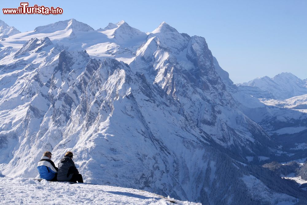 Immagine Freddo e neve sulle Alpi svizzere, Hasliberg. Una suggestiva veduta panoramica delle cime innevate.