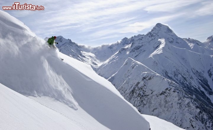 Immagine I percorsi fuori pista a Les Deux Alpes sono particolarmente divertenti e sicuri. Per garantire la massima sicurezza sulle piste  e le aree freeride, con dei brillamenti di esplosivo vengono provocate delle valanghe artificiali, per rendere più stabili i pendii - © bruno longo - www.les2alpes.com