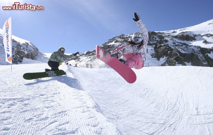 Immagine Ski freestyle sulle Alpi: a Les Deux Alpes lo snowpark si trova a 2600 metri di altitudine presso la zona chiamata Toura, ad ovest del villaggio - © bruno longo - www.les2alpes.com