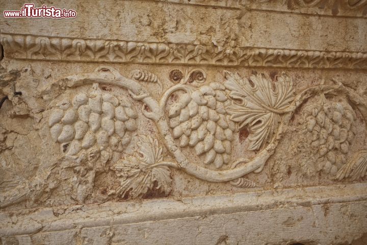 Immagine Particolare di un fregio nel sito archeologico di Palmira - © Ninetails / Shutterstock.com