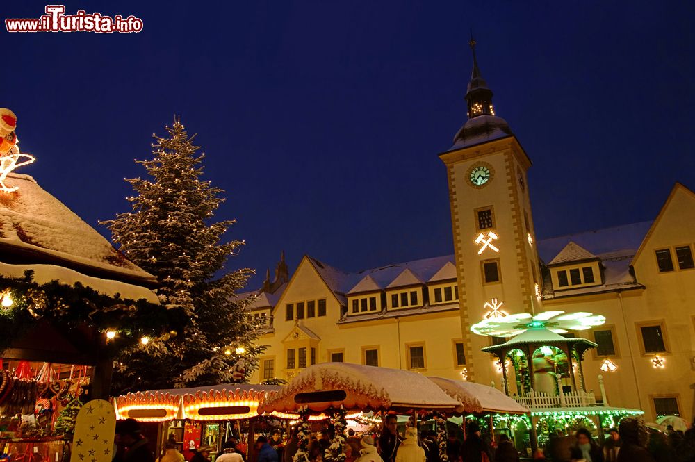 Immagine Freiberg by night: mercatino di Natale nella città della Sassonia, Germania.