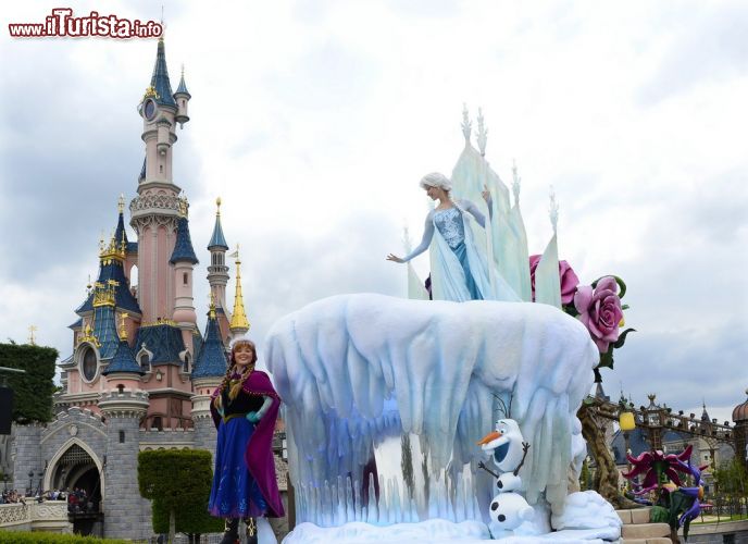 Immagine Frozen Parade: la divertente sfilata a tema del film Frozen a Dinseyland Paris (eurodisney)
