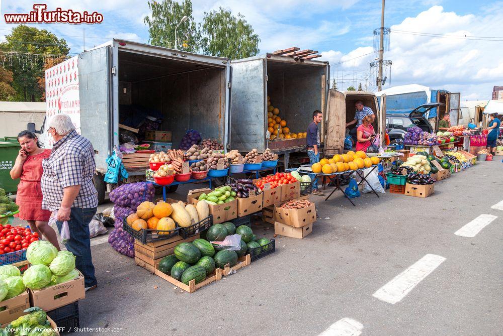 Immagine Frutta e verdura fresca in un mercato locale di Samara, Russia - © FotograFFF / Shutterstock.com