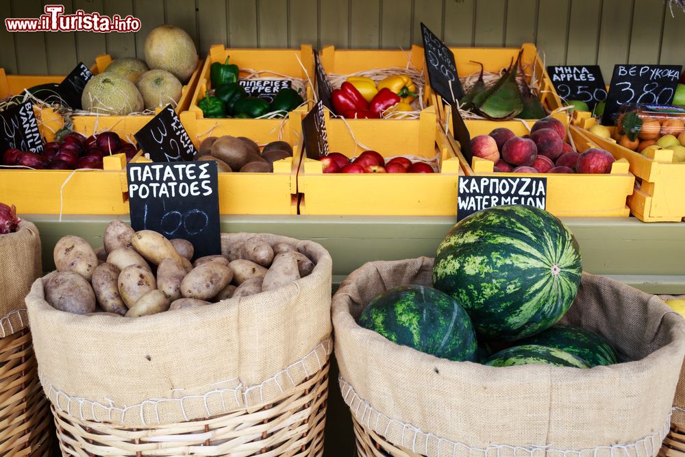 Immagine Frutta e verdura in un mercato tipico dell'isola di Antiparos, Grecia.