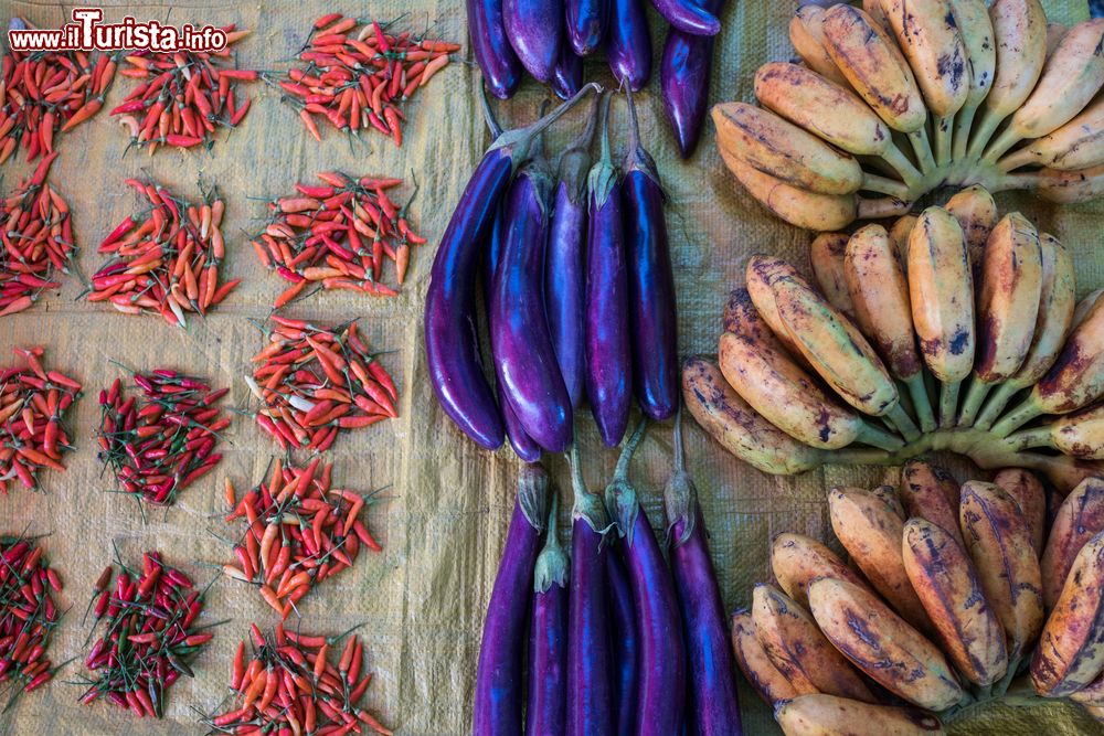 Immagine Frutta e verdura in una bancarella al mercato di Honiara, isole Salomone. Peperoncini, melanzane e banane in vendita in uno dei tanti mercatini locali.