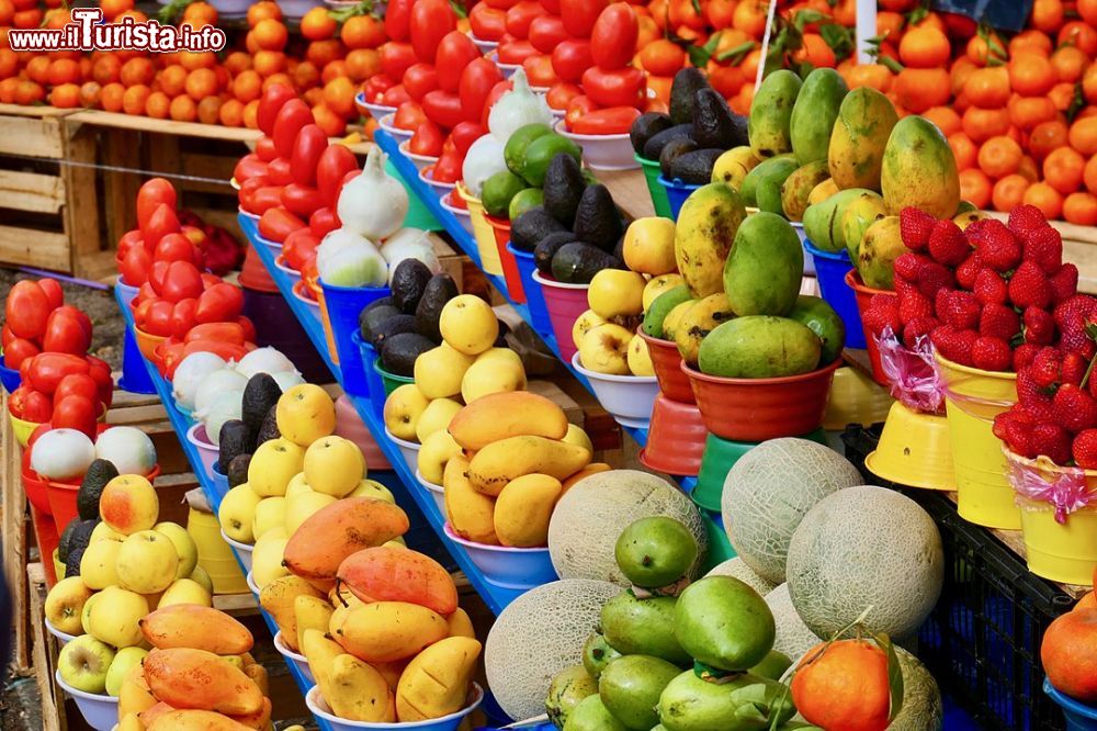 Immagine I coloratissimi banchi del mercato di San Juan Chamula, nella regione dell'Altiplano in Chiapas (messico).