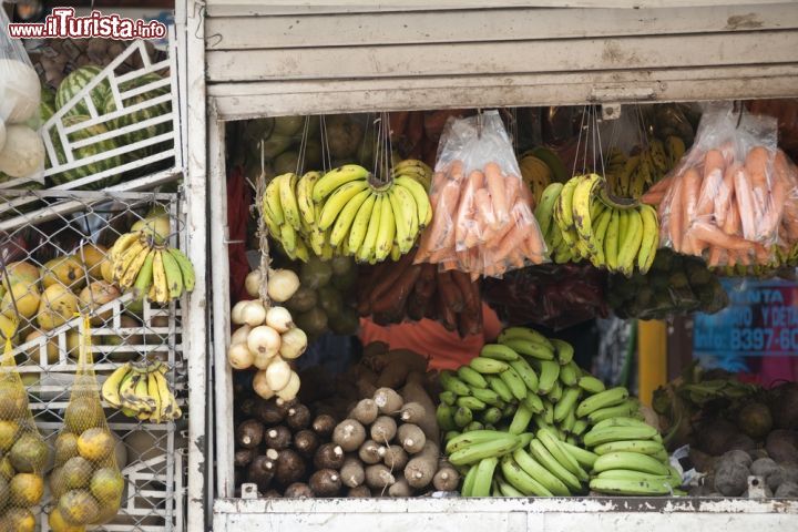 Immagine Negozio di frutta e verdura a San José, Costa Rica. Banane, carote, cipolle e meloni in questa bancarella del centro di San José - © RHIMAGE / Shutterstock.com