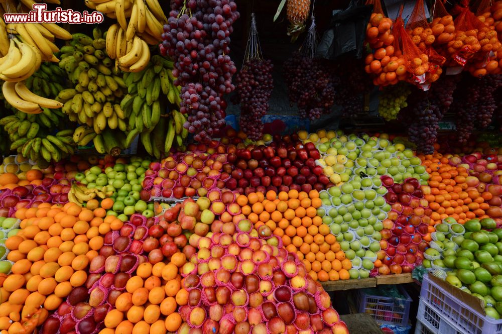 Immagine Frutta fresca al mercato di Negombo, dove il clima è caldo e umido tutto l'anno, con una concentrazione delle piogge tra maggio e ottobre.