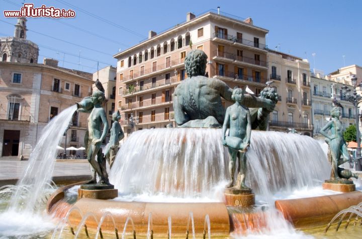 Immagine La "Fuente del Túria", è la fontana più significativa della città di Valencia (Spagna). Si trova in Plaza de la Virgen, proprio di fronte alla Cattedrale - foto © Rob Wilson