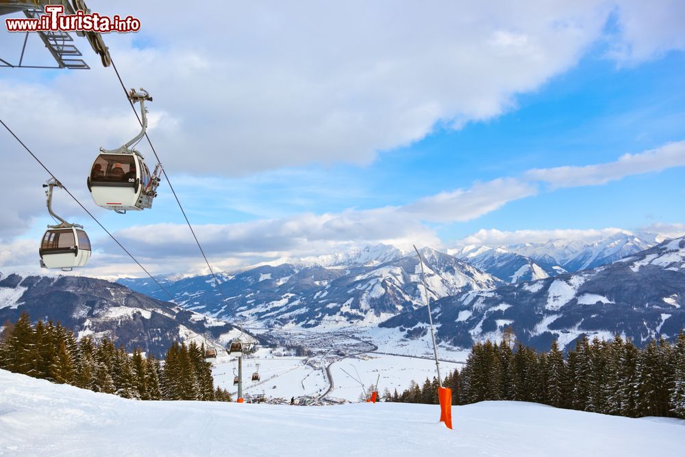 Immagine Funivia al resort sciistico di Zell-am-See, Austria. Situata a circa 100 km a est di Innsbruck, questa cittadina venne fondata dai romani ed è una delle più antiche del Pinzgau.