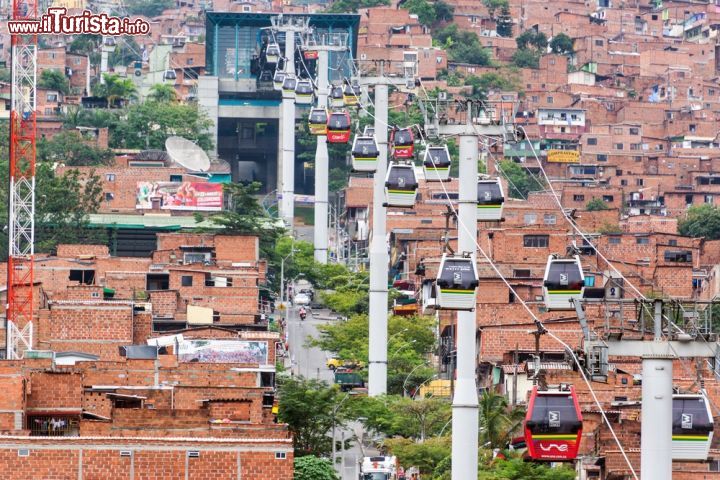 Immagine Funivia in arrivo a una stazione di Medellin, Colombia. E' il primo sistema di ascensore a gondola al mondo dedicato al trasporto pubblico - © Jess Kraft / Shutterstock.com