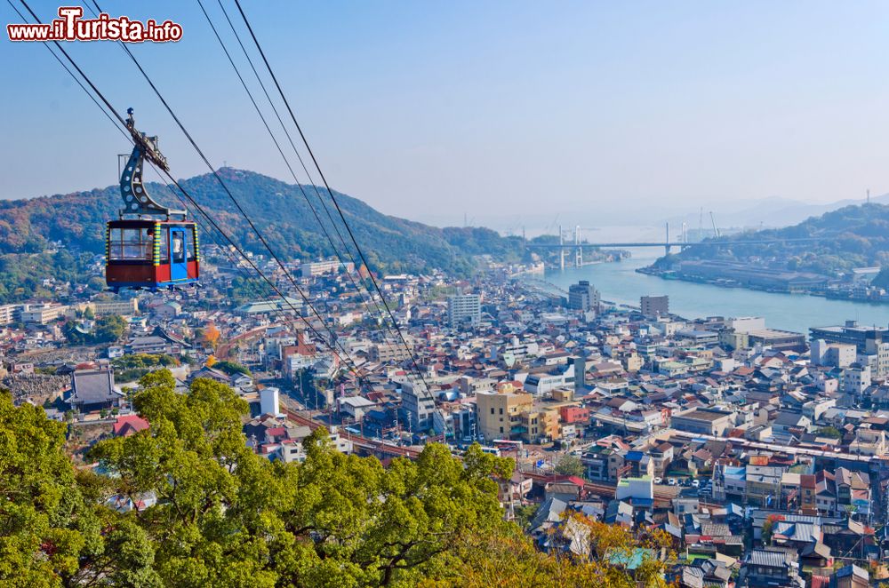 Immagine Funivia sulla città di Onomichi, prefettura di Hiroshima, Chogoku (Giappone). E' situata sul litorale del mare interno di Seto.