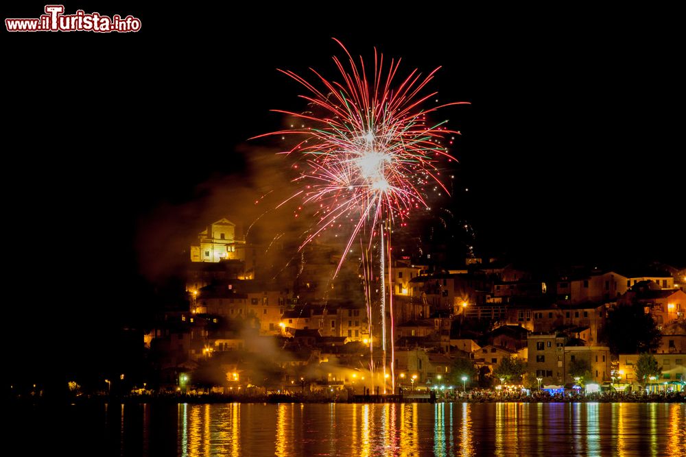 Immagine Fuochi d'artificio sul lago di Bracciano a Anguillara Sabazia, Lazio.