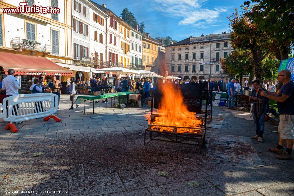 Immagine Fuoco in piazza a Orta San Giulio per cuocere le castagne. Siamo in Piemonte, sul Lago d'Orta - © sbellott / Shutterstock.com
