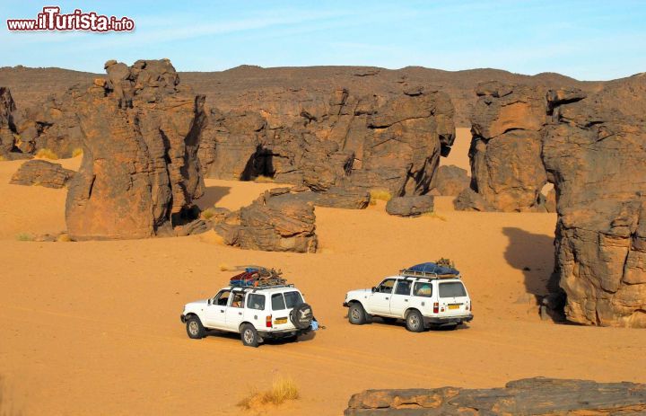 Immagine Fuoristrada nel deserto dell'Algeria: siamo tra i paesaggi all'interno dell'Erg Tihodaine - Foto di Giulio Badini