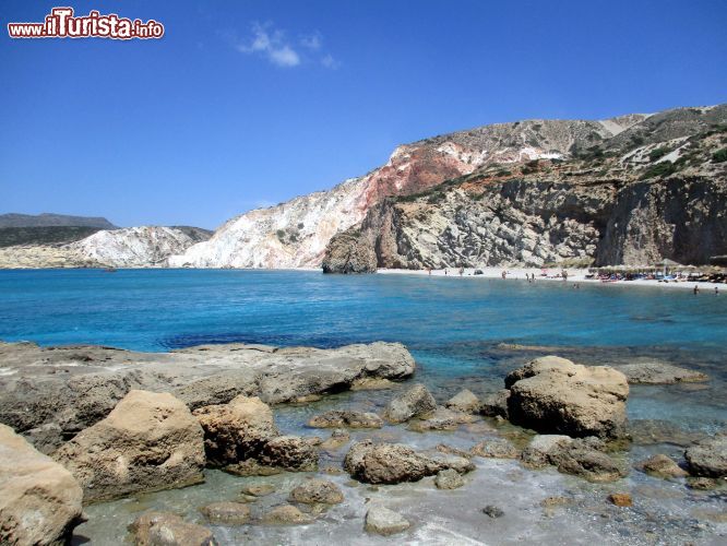 Immagine La spiaggia di Fyriplaka: è sicuramente una delle più belle di Milos. Si trova sulla costa meridionale dell'isola ed è idealmente divisa tra una parte con i chioschi e gli ombrelloni, ed un'altra di spiaggia libera.