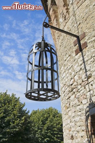 Immagine Gabbia di prigionia al Torrione di Porta Santa Maria a Corciano in Umbria - © Mi.Ti. / Shutterstock.com