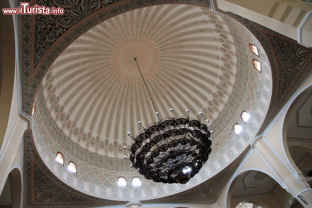 Immagine Gaddafi Mosque a Kampala, Uganda: la cupola centrale della moschea con il prezioso lampadario.